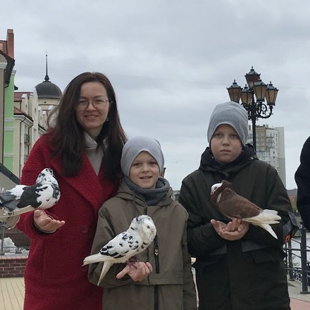 The daughter of Alena Hnauk, a 67-year-old political prisoner, has managed to escape #Belarus with her 3 children & is now looking to restart her life in exile. It breaks my heart to see how many Belarusian families have been torn apart. Help Aliaksandra: bysol.org/en/private/gna…