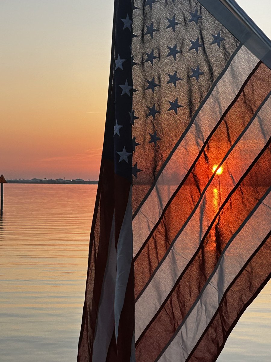 An extra special sunrise on this #MemorialDay 🌅🇺🇸 Veteran employees with Power Home Remodeling will take off on a 4 mile Ruck March across Tampa this morning, in honor of those who made the ultimate sacrifice🙏🏼 More on <a href="/FOX13News/">FOX 13 Tampa Bay</a> at 7:30, 8 &amp; 9:30am.