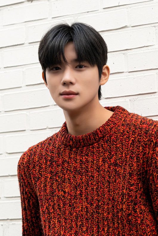Moon Sang Min has been confirmed as the new MC for ‘Music Bank’, replacing Lee Chae Min His first appearance on the show will be on Friday this week m.entertain.naver.com/article/109/00…
