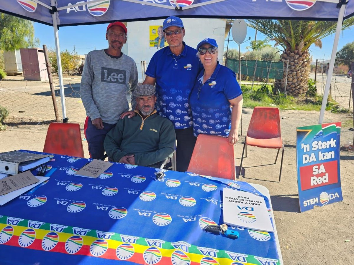DA_NCape's tweet photo. 🧢Kiesafdelingshoof van Bo-Karoo, Fawzia Rhoda, is besig om te help by Proteaville kiesstasie in #Britstown, waar die eerste dag van spesiale stemme afgeskop het.

🗳️As jy aansoek gedoen het vir ‘n spesiale stem, maak seker dat jy vandag jou stem uitbring!

#RescueSA #VoteDA https://t.co/0uahlnT3Ov