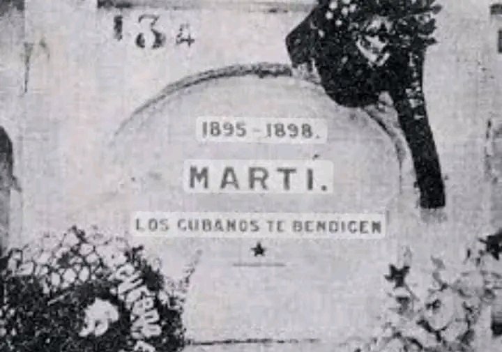 El 27 de mayo de 1895: Llegan los restos de #JoséMartí a Santiago de Cuba, luego de ser exhumados en Remanganaguas. Cuba entierra con honores a uno de sus principales patriotas y escritores.
#JagueyEnVictoria 
#MatancerosEnVictoria #MatanzasDeGirónAl26