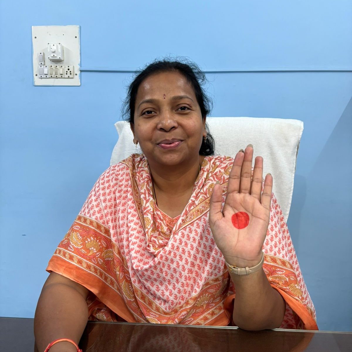 dpodurggmailco1's tweet photo. जिला  कार्यालय महिला एवं बाल विकास विभाग द्वारा रेड डॉट चैलेंज में भाग लेकर माहवारी स्वच्छता प्रबंधन दिवस (28 मई 2024) के अवसर पर समुदाय में माहवारी के प्रति अच्छे व्यवहारों को अपनाने के लिए सन्देश दिया |
 #RedDotChallenge #CGForPeriods 
 @WCDCgGov @DurgDist @YuvodayDurg https://t.co/ciFxDjd1ay