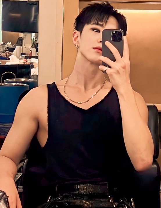 Happy 28th birthday to SEVENTEEN's Hoshi!