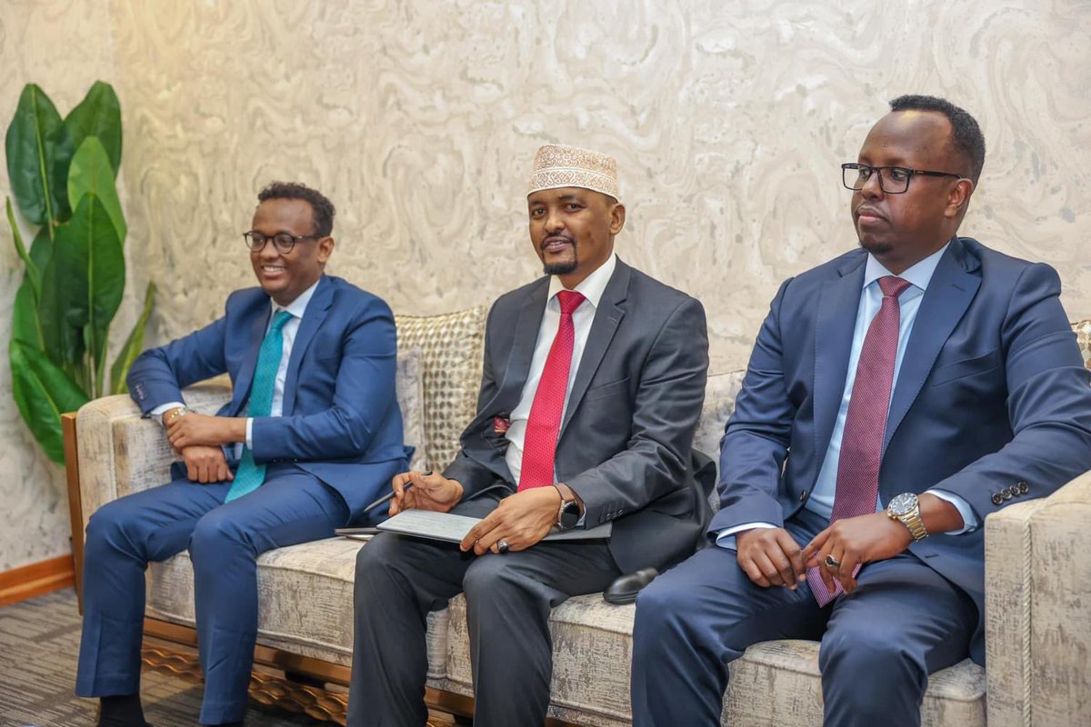 sntvnews1's tweet photo. Today in #Mogadishu, Prime Minister @HamzaAbdiBarre received Anders Hall, the #Swedish State Minister for Justice, at his office. They discussed bolstering bilateral relations between the two countries, particularly developing the justice sector. https://t.co/pMGZ0LckDD