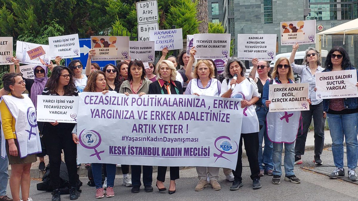 sesgenelmerkezi's tweet photo. ❗️İstanbul Yedikule Göğüs Hastalıkları ve Göğüs Cerrahisi Eğitim Araştırma Hastanesi’nde nöbette olduğu sırada aynı hastanede çalışan bir doktorun cinsel saldırısına uğrayan sendikamız SES’e üye hemşire arkadaşımıza ilişkin davanın bugün İstanbul Bölge İdaresinde görülen duruşmasında bir önceki duruşmada verilen beraat kararı bozuldu.

Sanık hakkında nitelikli cinsel saldırı suçundan 12 yıl ceza ve yurt dışına çıkış yasağı verilmesine, temyiz yolu açık olmak üzere sanığın tutuksuz yargılanmasına karar verildi.

Kadına yönelik şiddet münferit değil sistematiktir!

Gerçek adalet sağlanana kadar mücadele etmeyi sürdüreceğiz!