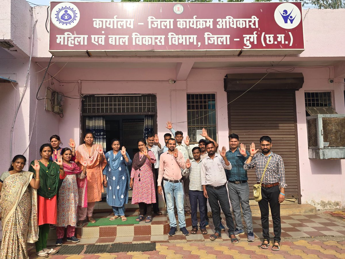 dpodurggmailco1's tweet photo. जिला  कार्यालय महिला एवं बाल विकास विभाग द्वारा रेड डॉट चैलेंज में भाग लेकर माहवारी स्वच्छता प्रबंधन दिवस (28 मई 2024) के अवसर पर समुदाय में माहवारी के प्रति अच्छे व्यवहारों को अपनाने के लिए सन्देश दिया |
 #RedDotChallenge #CGForPeriods 
 @WCDCgGov @DurgDist @YuvodayDurg https://t.co/ciFxDjd1ay