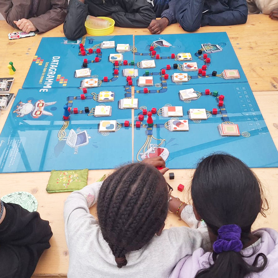 inria_paris's tweet photo. #SCJM 🧮 | Du 23 au 26 mai c’était la 25e édition du @salonmaths à Saint-Sulpice ! Vous étiez nombreux sur le stand @Inria_Paris pour tester votre culture en #sciences et #technologies du #numérique !
Un grand 🙏 à nos médiateurs scientifiques pour leur précieuse présence👏 https://t.co/rZuhKDtTsr
