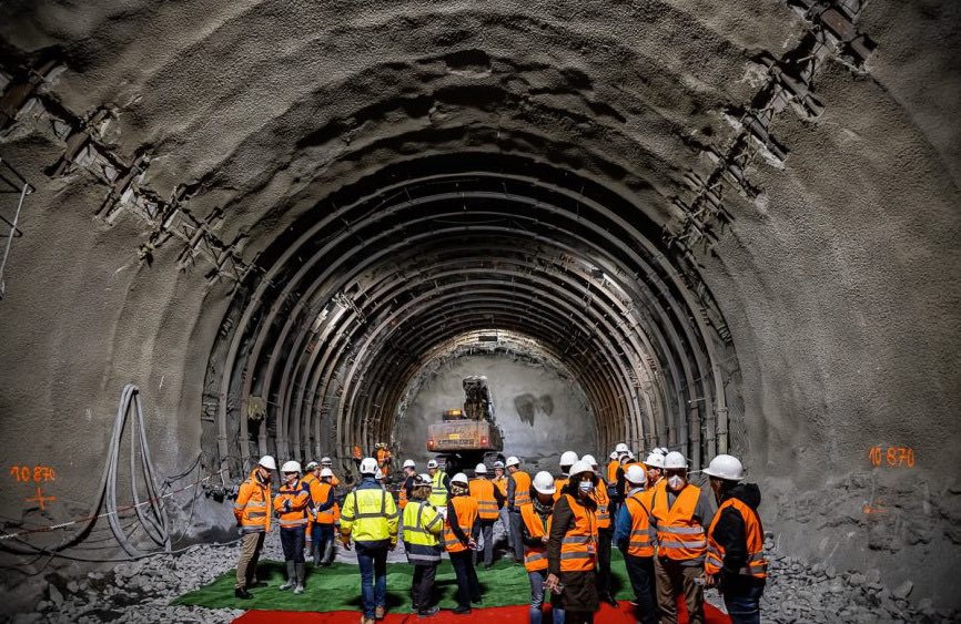 📆 LES 15 ET 16 JUIN, PORTES OUVERTES #LYONTURIN

Un impressionnant voyage (presque) au centre de la terre pour mesurer les travaux herculéens et les prouesses techniques déployés pour creuser le tunnel sous les Alpes. 

▶️ Inscriptions : telt.eu/fr/jpo-chantie…