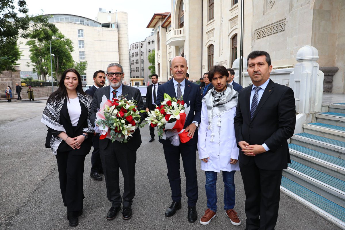 15. asır sonunda Avrupa'da zulüm gören Yahudilere kapılarımızı nasıl açtıysak, 2. Dünya Savaşı arifesi ve esnasında Nazi zulmü ve baskısı altındaki bilim insanlarını üniversitelerimize nasıl kabul ettiysek, aynı şekilde bugün de sizleri aramızda görmekten memnuniyet duyacağız.