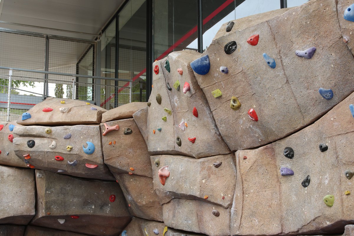 ESPORTS | CANVIS EN LES PRESES DE LA ZONA D’ESCALADA 🧗🏽‍♀️
 
📣 S'informa del canvi de lloc d’algunes de les preses del rocòdrom per la preparació de l'open de #FestesMajors, organitzat pel #ClubAlpíLaJoca.
 
✅ L'equipament segueix obert amb normalitat, en l'horari habitual.