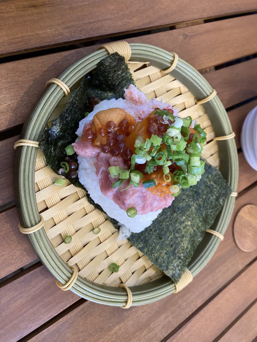 mk_Garden's tweet photo. 長野市街地、須坂長野東ICにつながるエムウェーブ大通り沿いの
長野おこびれ ゑびす堂（えびす堂)さん
おにぎりの食べやすさはなしw
握らず感がふっくら
大きさがあるので２つでお腹いっぱい
＃おにぎり　＃長野
＃えびす党　＃豚汁 https://t.co/DBxsVBVx9G
