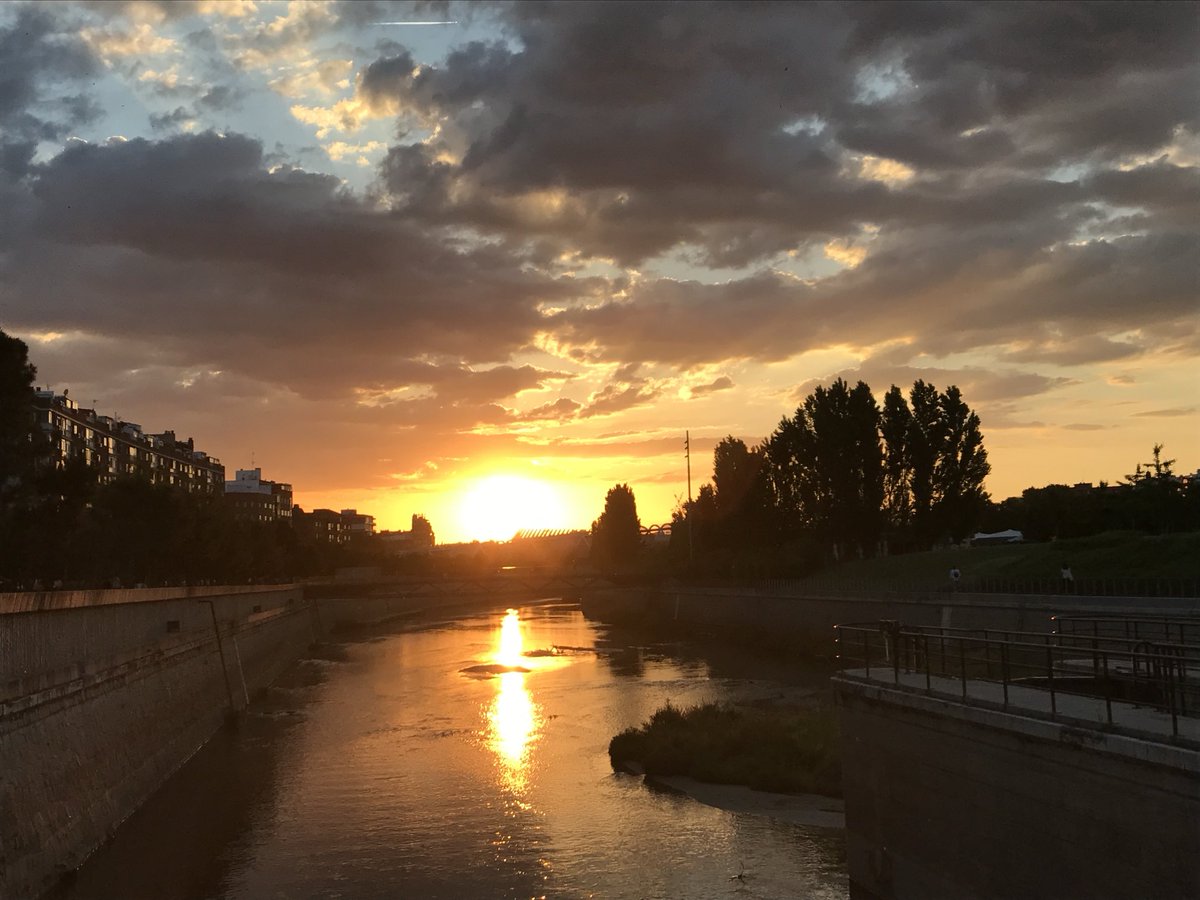 El color del Manzanares en #MadridRio ya es espectacular cada día. Poner focos es una aberración.