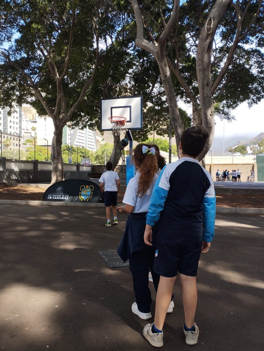 🏀Nueva acción del proyecto ‘Visibilización Baloncesto Inclusivo y Adaptado’, esta vez en el CEIP Miguel Pintor Nos acompañó Alejandro Mendoza, jugador del @AdeinTenerife ♿️ Preparamos un entrenamiento por estaciones para el alumnado del centro