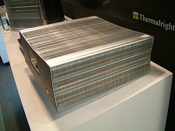 Thermalright presentó en Computex 2007 un prototipo de caja con un panel lateral llenos de finos heats pipes Un disipador de calor gigante con aletas de enfriamiento legitreviews.com/computex-2007-…