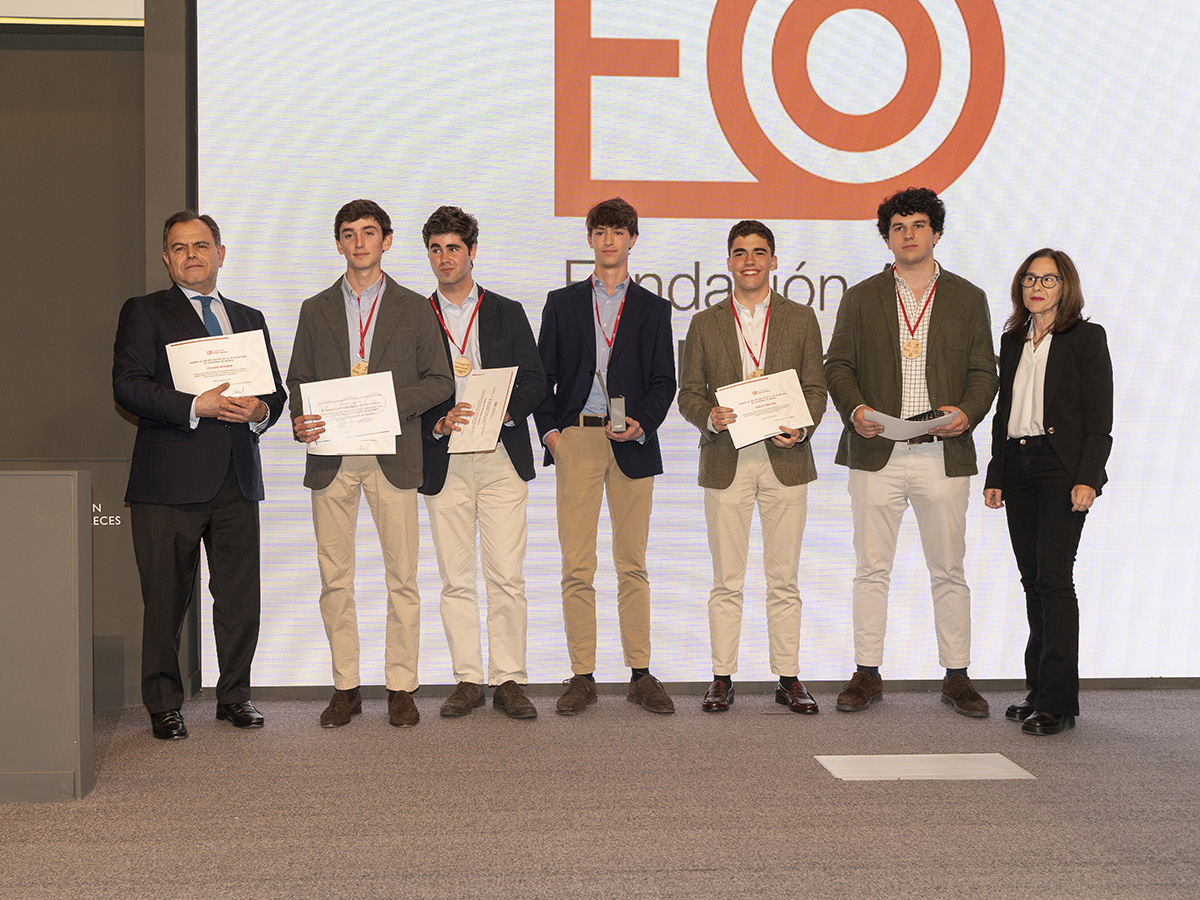 El pasado 16 de mayo tuvo lugar la entrega de premios de la XV Olimpiada de Economía de Madrid en el Salón de Actos de la Fundación Ramón Areces.

🥇Adriana Scozzafava, directora general de la Fundación Afi Emilio Ontiveros, entregó el galardón al centro ganador, Colegio Retamar.