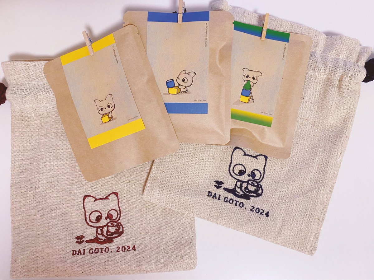 vol_510d's tweet photo. .
DAI GOTO. 2days solo exhibition 「おかえり」
.
物販のコーヒー＆巾着☕️
麻袋のような質感の巾着と刺繍のクレアちゃんが可愛いのと、中のコーヒーもめちゃくちゃ可愛くて飲むのがもったいない🥲パッケージ後ろのクレアちゃんもキュートすぎる…❣️

#個展おかえり #DAIGOTO. #後藤大 #Cleus🐱 https://t.co/mwBu7DZ5TZ