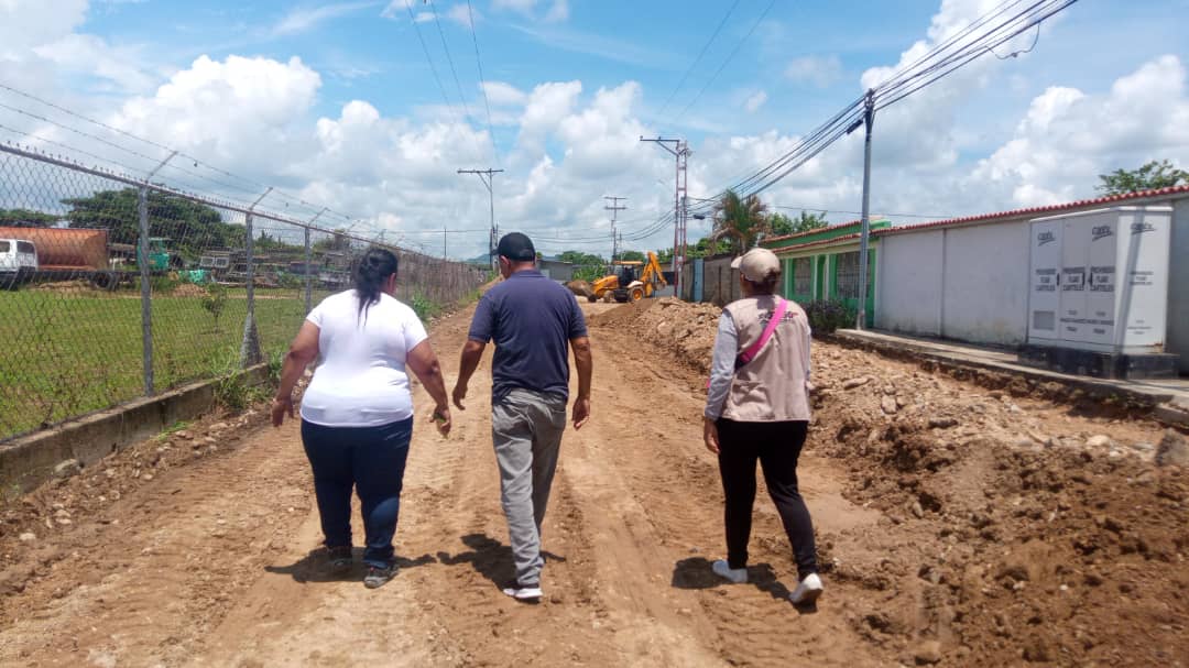 inmivimerida's tweet photo. Personal del Inmivi en acompañia de la comunidad, realizaron Inspección de los trabajos en la obra "Rehabilitación Integral de 3100 mtrs cuadrados de asfaltado desde T001 la Panamericana hasta el sector Hugo Chávez Fría", parroquia Presidente Páez de municipio Alberto Adriani https://t.co/4L0nQyV0gy