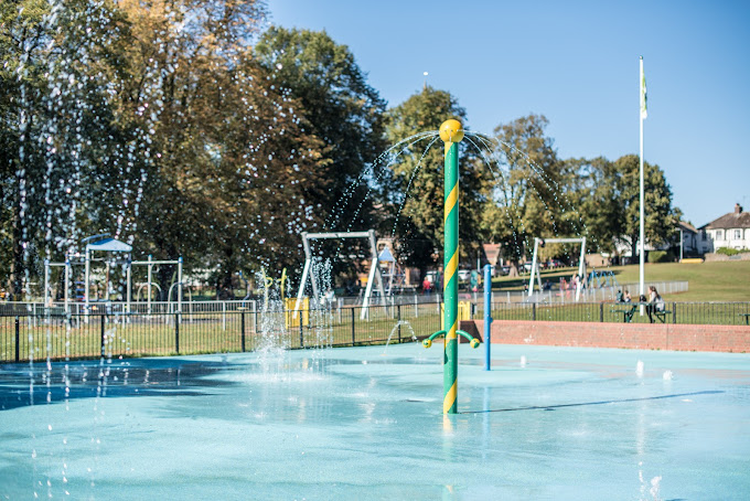 Planning on visiting our Splash and Play at #ParsonsCloseRec this half term, You can find out eveyrthing you need to know by visiting our website: leightonlinslade-tc.gov.uk/parsons-close-…