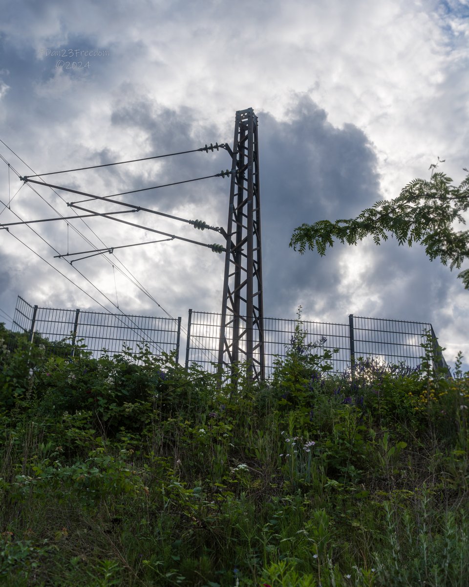 📷 1/500 sec at f/14, ISO 200, 37 mm Standard Zoom #dan23freedom
#germany #nordrheinwestfalen #urbanexploration #urban #skyphotography #sky #skycolors #skyview #skylovers #clouds #cloudy #cloudscape #cloudlovers #cloudporn