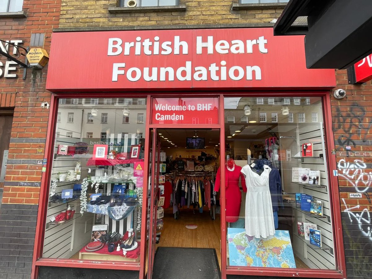 DBrunat's tweet photo. Don't throw away your unused clothes! Donate them❤️
Are they a charity organization like recycling old clothes or vintage? I don't really understand their operating rules but I donated some clothes. You don't have to throw them away and you can help more or less. Do a good deed😊 https://t.co/DaXDiuSmk4