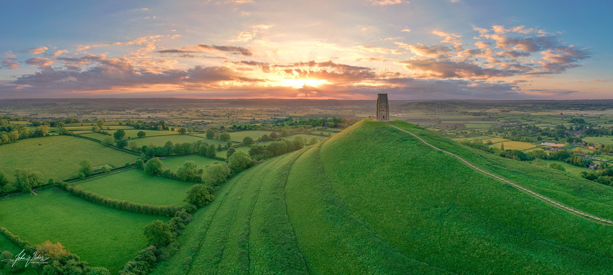 Another Glastonbury Tor shot from last Saturday's sunrise.

@ITVCharlieP @BBCBristol @TravelSomerset #ThePhotoHour #Somerset @VisitSomerset @bbcsomerset #Sunrise #Glastonburytor @PanoPhotos @SomersetLife @SmrsetOutdoorNT