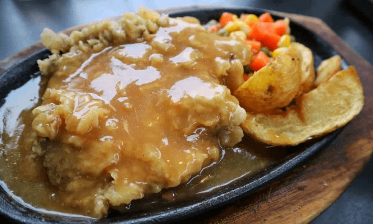 txtfromkeuangan's tweet photo. Meski sempat dituding sebagai steak bohongan karena Produknya yang kebanyakan terigu, nyatanya waroeng steak berhasil menyabet gelar :

1. Top Halal award 2023
2. Rekor MURI Sebagai Restoran Steak Halal Dengan Cabang Terbanyak.
3. Tembus omset 6,7 Milyar dalam 3 bulan dengan 1 Menu

Wangmin mau bahas beragam Inovasi, strategi dan peluang bisnis franchisenya buat warga~

Baris dulu yang rapi~