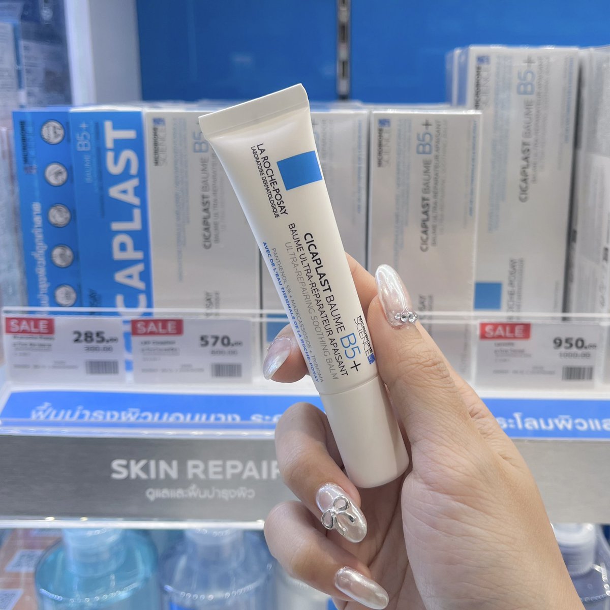 nsnromeo's tweet photo. กรี๊ดมาก Cicaplast baume B5+ มีไซซ์ใหม่ให้พกไว้เดินทางแล้วคับ ✈️🤍 เป็นตัวนึงของลาโรชที่แป๋มซื้อตุนซื้อซ้ำ ต้องมีติดบ้านไว้จริงๆ น้องปลอบประโลมผิวดีมากกกๆๆๆ เป็นมอยส์เข้มข้นที่เหมาะกับคนทำหัตถการบ่อย หรือเป็นคนผิวแพ้ง่าย ระคายเคืองหรืออักเสบบ่อยฮะ 
.
ตัวนี้พาไปทุกทริป เปลี่ยนที่นอนแล้วอากาศเปลี่ยนหรือเจอฝุ่นหนัก ผิวแป๋มนี่เซนซิทีฟตลอด 🥹 พอมีน้องหลอดเล็กมาก็คือดีใจ ขนาด 15 ml เหมาะกับการพกพาเลย สบายละ 〰️   ตัวนี้มีขายที่ watsons เท่านั้นน้า ราคา 300.- ค่า 

#ลาโรชโพเซย์ #ซิคาพลาส