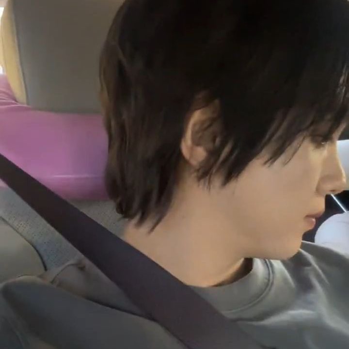 ‘ เบ้บ หันมาคุยกันดีดีก่อนค่ะ ’

’ ไม่ ’

’ แล้วหนูเป็นอะไรคะ บอกหน่อยเร็ว ’

’ หนูไม่ได้เป็น ’

’ ไม่ได้เป็นก็หันหน้าสวยๆมาหน่อยค่ะ ’

’ ไม่ต้องมาพูดหยอดเลย เจ้าชู้ ’

’ ก็หนูน่ารักจริงๆนี่คะ ขี้งอนด้วย ’

’ ถ้าหนูงอนแล้วปะปี๊จะง้อมั้ย’

‘ หนูคงเป็นคนงอนที่น่ารักที่สุดแล้วค่ะ ’