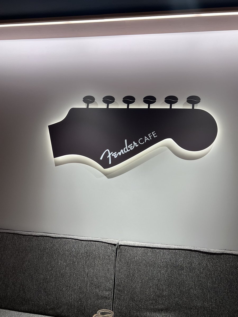 111marimo's tweet image. FENDER CAFE行ってきた。ギターに囲まれて飲むコーヒー