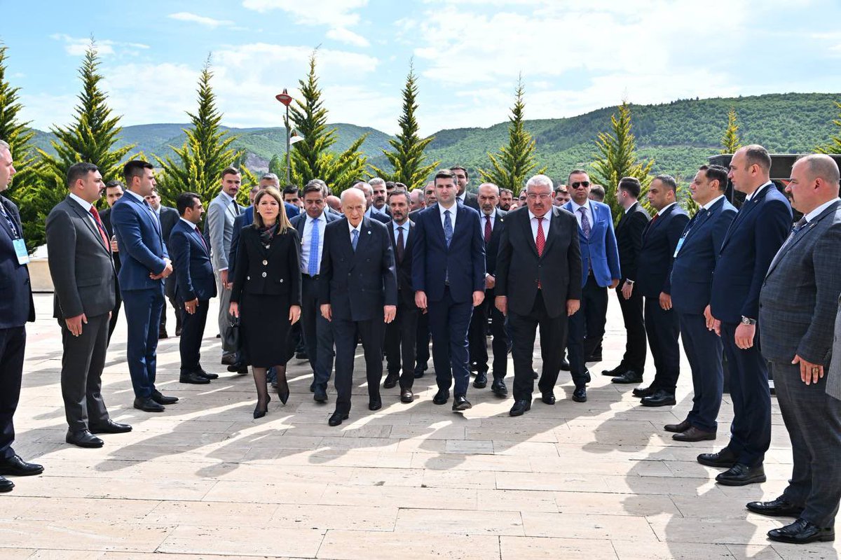 Nitekim ülkücü şehitlerimiz gözümüzün nuru, gönlümüzün suru, davamızın nur yüzlü kahramanlarıdır. Onlar minnet etmeden yaşadılar. Onlar boyun eğmeden var oldular. Kimisinin yaşı 18’di, kimisi 20’sinde, kimisi 40’ında, 50’sinde. Her birisi tertemiz kanlarıyla bu cennet vatanı