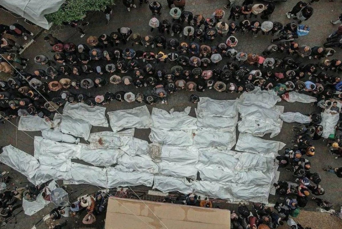 İsrail zulmünü kınama ve telin etmenin hiç faydasını görmedik.Cafcaflı cümleler kurmanın zamanı değil artık .Bu resim söz değil eylem gerektirir.Suyunu,gazını ve petrolünü hemen keseceksin.Özellikle adı müslüman olan devletler daha neyi bekliyorsunuz ?#RafahOnFire