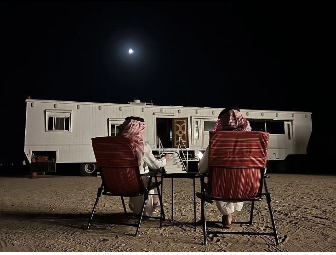 سوالف الحاقدين و ضحكة الشامتين 
 بتمرها مع مرور الوقت و تطوفها

عن شرهة العارفين و شرهة الجاهلين 
 لا تمدح الناس لين تشوف معروفها 

خلك مع الغايبين اكثر من الحاضرين 
     اللي معازيبها تشتاق لضيوفها

الحاجه اللي تمرك بين فتره و حين 
احلا من الحاجه اللي دايم تشوفها :)