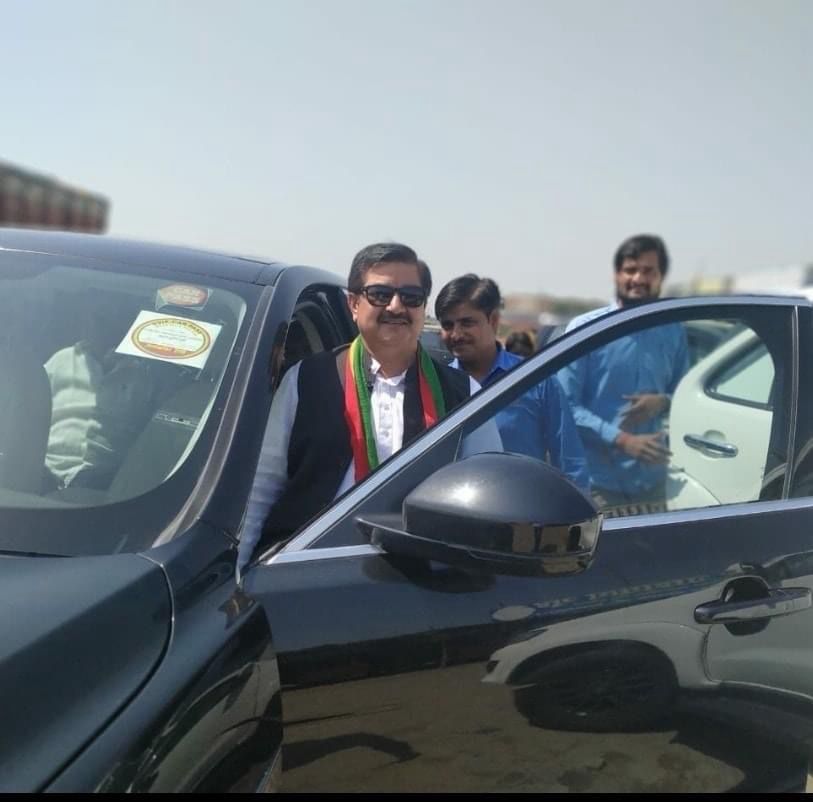 TeerthPrayag's tweet photo. लखनऊ में पिस्टल की बट से हमला करने का आरोपी अंतरराष्ट्रीय शूटर विनोद मिश्र , जो कि शिवपाल यादव का खास है और समाजवादी पार्टी का नेता भी है , लखनऊ पुलिस द्वारा गिरफ्तार करके जेल भेज दिया गया है , गौरतलब है कि अखिलेश यादव ने इस घटना पर चुप्पी साध रखी है 😉 https://t.co/1c65dvzadR
