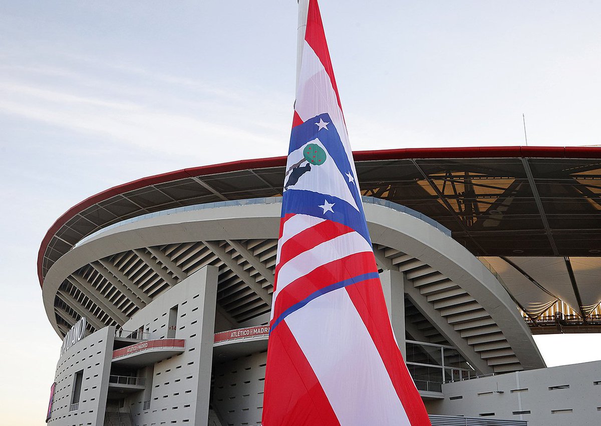 Hoy, en la bandera del Metropolitano, luce el verdadero y legítimo escudo del <a href="/Atleti/">Atlético de Madrid</a>, el que nunca debió desaparecer.
Bien por el club escuchando a sus socios. A veces, el corazón tiene razones que el marketing no entiende.