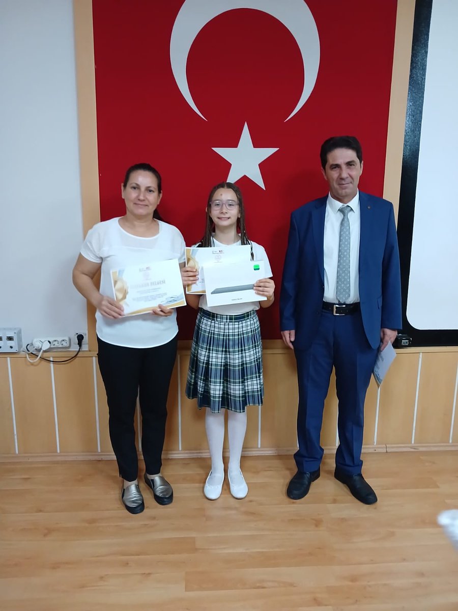 Kitap Okuyan Aydın Nesiller Projesi kapsamında düzenlenen yarışmada 4.sınıflar düzeyinde il birincisi olan öğrencimiz Beyza Durmaz'a İl Milli Eğitim Müdürlüğünde düzenlenen programda ödülü verildi. <a href="/Aydin_MEM/">Aydın İl Millî Eğitim Müdürlüğü</a> <a href="/CineIlce/">Çine İlçe Milli Eğitim</a> <a href="/ekicis20/">Süleyman EKİCİ</a> <a href="/KYavuzkan/">Sadık Yavuzkan</a> <a href="/KorhanKaraca7/">Korhan Karaca</a> <a href="/buyuksarialper/">alper büyüksarı</a>