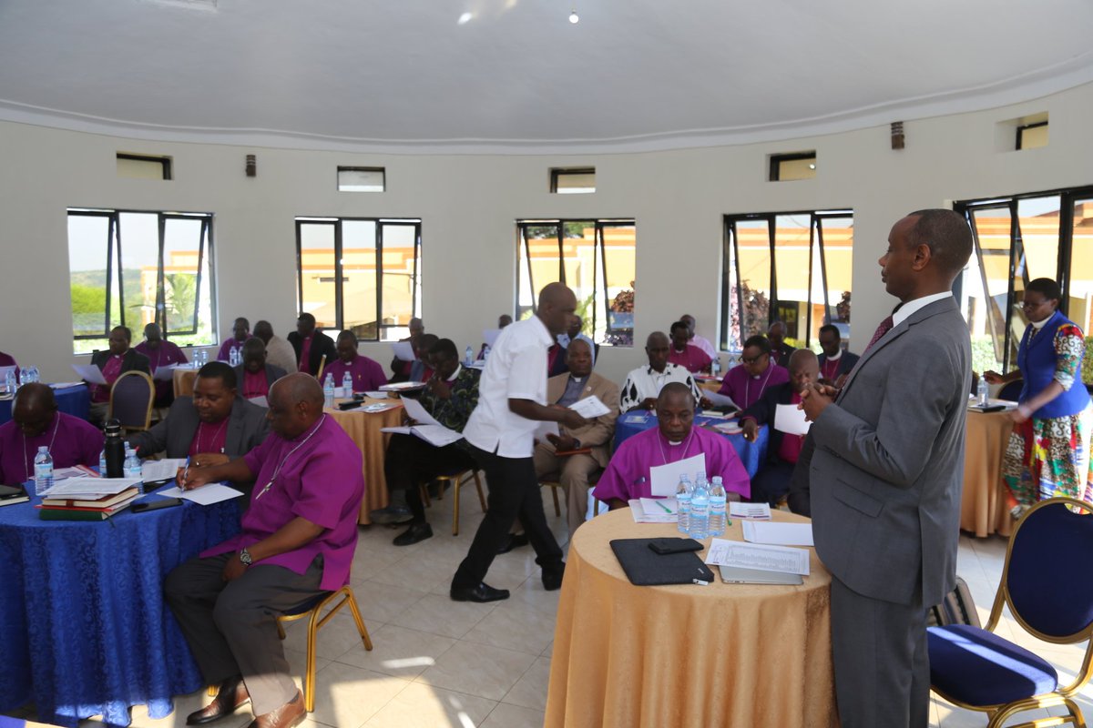 During our House of Bishops meeting in Rushere, North Ankole Diocese today morning, @UCUniversity Vice Chancellor Prof Aaron Mushengyezi & team updated us on the status of @ChurchofUganda_'s premier University.
Leading dioceses in remitting UCU Sunday collections were recognized.