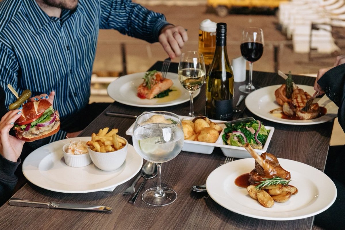 Looking for the perfect #SundayLunch spot in #Sheffield? 👀 

Look no further than #Owlerton Stadium! 🏟️ 

#sheffieldfood #sheffieldeats #greyhoundracing #sundayfunday