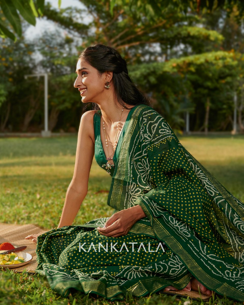 kankatala_'s tweet photo. Our Venkatagiri Bandhani Cotton in Bottle Green, adorned with delicate white bandhani patterns, captures the essence of these clustered raw mangoes, offering a striking contrast to the lightness of the summer sky. #Kankatala #KankatalaSarees #QueenOfSarees #BandhaniSaree https://t.co/FrGcUO2CMJ