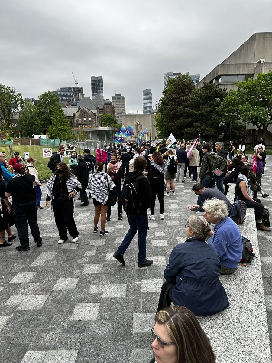 OFLabour's tweet photo. HAPPENING NOW:  

Students + workers united to defend the right to protest and freedom of speech. 
📍 People’s Circle for Palestine / King’s College Circle, University of Toronto 
#OnLab #ceasefirenow https://t.co/w2MWKyZpc1
