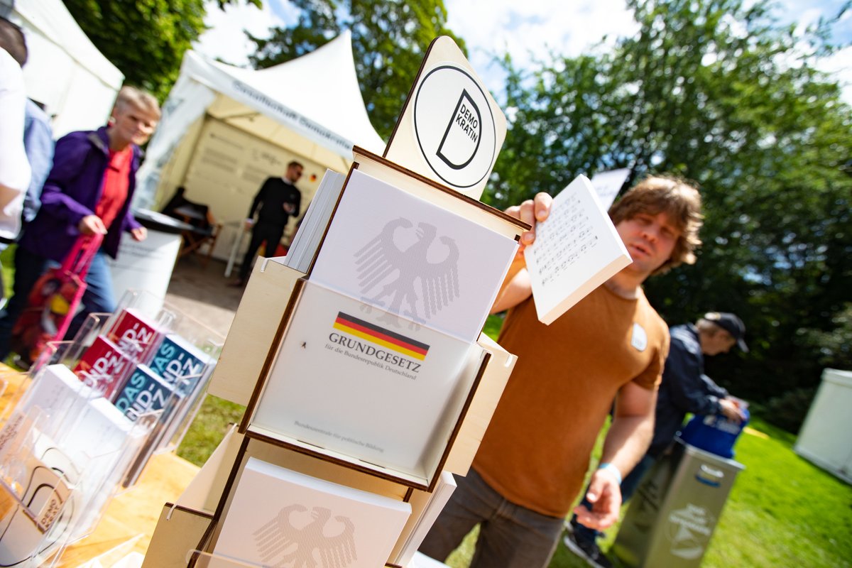 Beim Fest der #Demokratie am Samstag, 25. Mai, haben rund 61.000 Menschen in #Bonn 75 Jahre #Grundgesetz gefeiert! Es war ein abwechslungsreicher Tag mit vielen Aktionen, Infos, Besichtigungen und Musik. 🎉 Weitere Infos unter bonn.de/fest-der-demok…