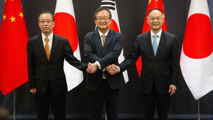 La geopolítica internacional hace de las suyas. Primer ministro de China, presidente de Corea del Sur y primer ministro de Japón juntos en la fotografía, a pesar de que están en bandos separados. #China #Japón #CoreadelSur