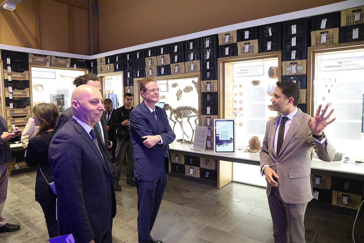 AB Türkiye Delegasyonu Başkanı Büyükelçi Nikolaus Meyer Landrut ve beraberindeki heyet ile Taş Bina ve Çatalhöyük Karşılama ve Tanıtım Merkezimizi ziyaret ettik. 

Heyet ile iklim değisikligiyle mücadele ve Yesil Mutabakat'ın bir parçası olarak dünyanın korunmasını ele aldık.