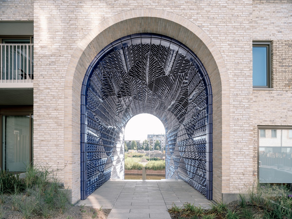 New Delft Blue, in Holland, is a pioneering project in the historic city Delft, designed and 3D printed by Studio RAP e-architect.com/holland/new-de… #delftblue #holland #dutcharchitecture #delft #porcelain