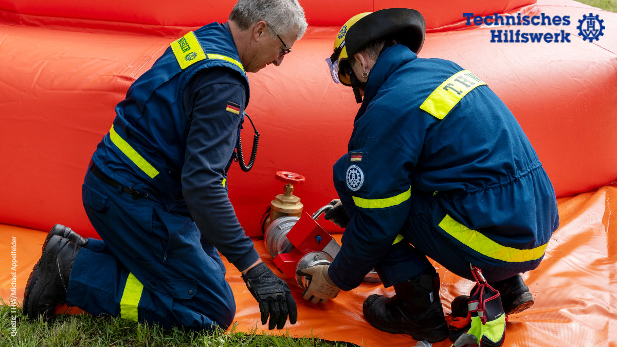 Löschwasser bereitzustellen ist bei #Waldbränden eine der Aufgaben des #THW. Bei einer Großübung in Thüringen mit insgesamt 150 verschiedenen Blaulicht-Einsatzkräften befüllten Helferinnen und Helfer des THW Löschwasserbehälter für den Hubschrauber der Thüringer Polizei.