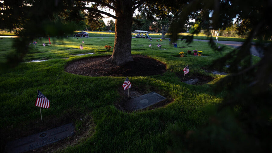 ICYMI: With the power of over 200 youth volunteers, thousands of veterans’ graves have a flag planted in their honor this Memorial Day. #MemorialDay #Utah 📸Annie Barker/Deseret News Read more👇 kslnewsradio.com/2105087