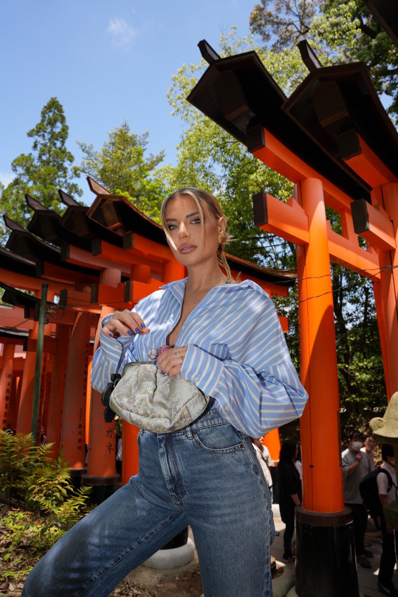 weekendmaxmara's tweet photo. The cutest gem of all: Veronica Ferraro goes for the small silky patterned #PasticcinoBagTreasuresofJapan, the new-born #PasticcinoBag special edition. Discover the collection at: https://t.co/JQCGjWSiCZ
#WeekendMaxMaraFW24 https://t.co/zI0mem8Rqn