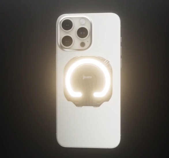 KSFanJapan's tweet photo. 明るさ300ルーメン、スマホの裏に張ってどこでも持ち歩けるフラッシュライト E-1 (イーワン) https://t.co/8o2nac7pJk https://t.co/0n8DSqo66s