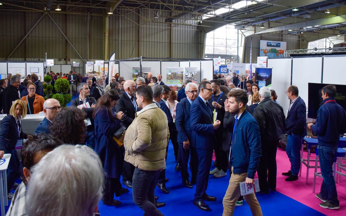 Prefet65's tweet photo. #NotreTerritoire| Visite du 2ème #salondesmaires65 par le #préfet65 et l’ensemble des autorités préfectorales.
Merci à l’#AMF65 de permettre ces temps d’échanges entre les élus locaux et les acteurs du territoire afin de proposer des solutions innovantes pour nos concitoyens. https://t.co/k7tLDd2srG