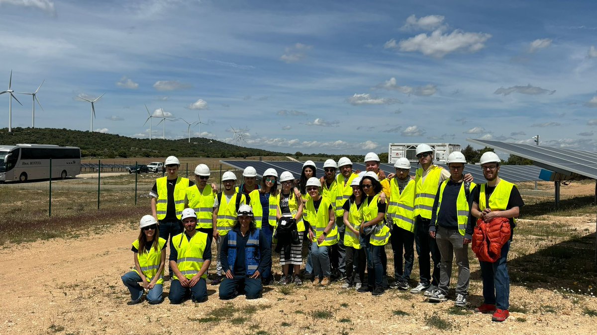 🤩 Visitamos el Parque Eólico de @Naturgy, en Canredondo, Guadalajara. 💚Muchas gracias a @NaturgyFnd por mostrarnos el funcionamiento, la relación con el #medioambiente y los diferentes perfiles profesionales que trabajan. #SomosCapacis #EdiciónLimitada #InteligenciaLímite