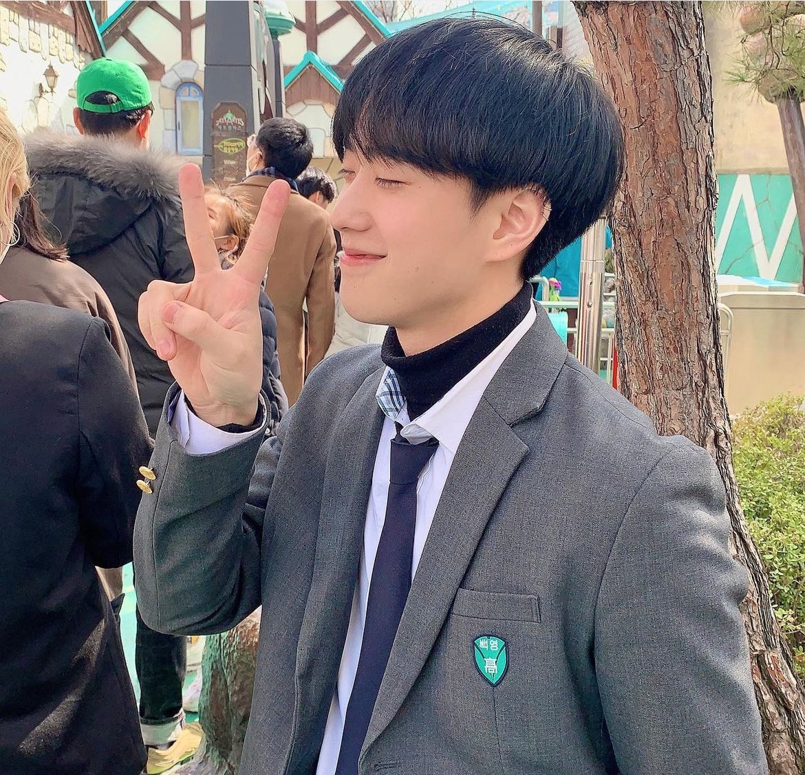AdoreYou_930's tweet photo. 🐺🫧🎥

あの制服は僕が実際に学校に通っていた時着ていたものです。実際に高校3年生の時に着ていた制服です。実は少し小さかったけど、小さく見えないように撮影しました。
背中と肩の部分がすごく狭くて、袖丈はぴったりだったんですけど、その部分がすごく狭くて.......いや切ってはないです！切ってはなくて、その全部着た後に少し後ろにずらすと少しだけ余裕が生まれるんです。
その状態で前の部分だけ合わせると少し目立たないように着ることができます。

........年齢の話はやめましょうㅋㅋㅋㅋ 僕もこんなことを言う年齢になりました....ㅜㅜ 
年齢の話はやめましょう、悲���くなるから....僕も18歳になりたいです、19歳になりたいです.....ㅋㅋ